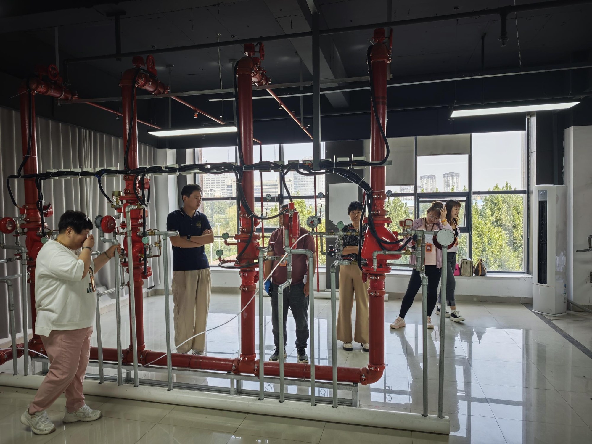 社安消防水系统实训现场,红色管路与阀组前的学习交流