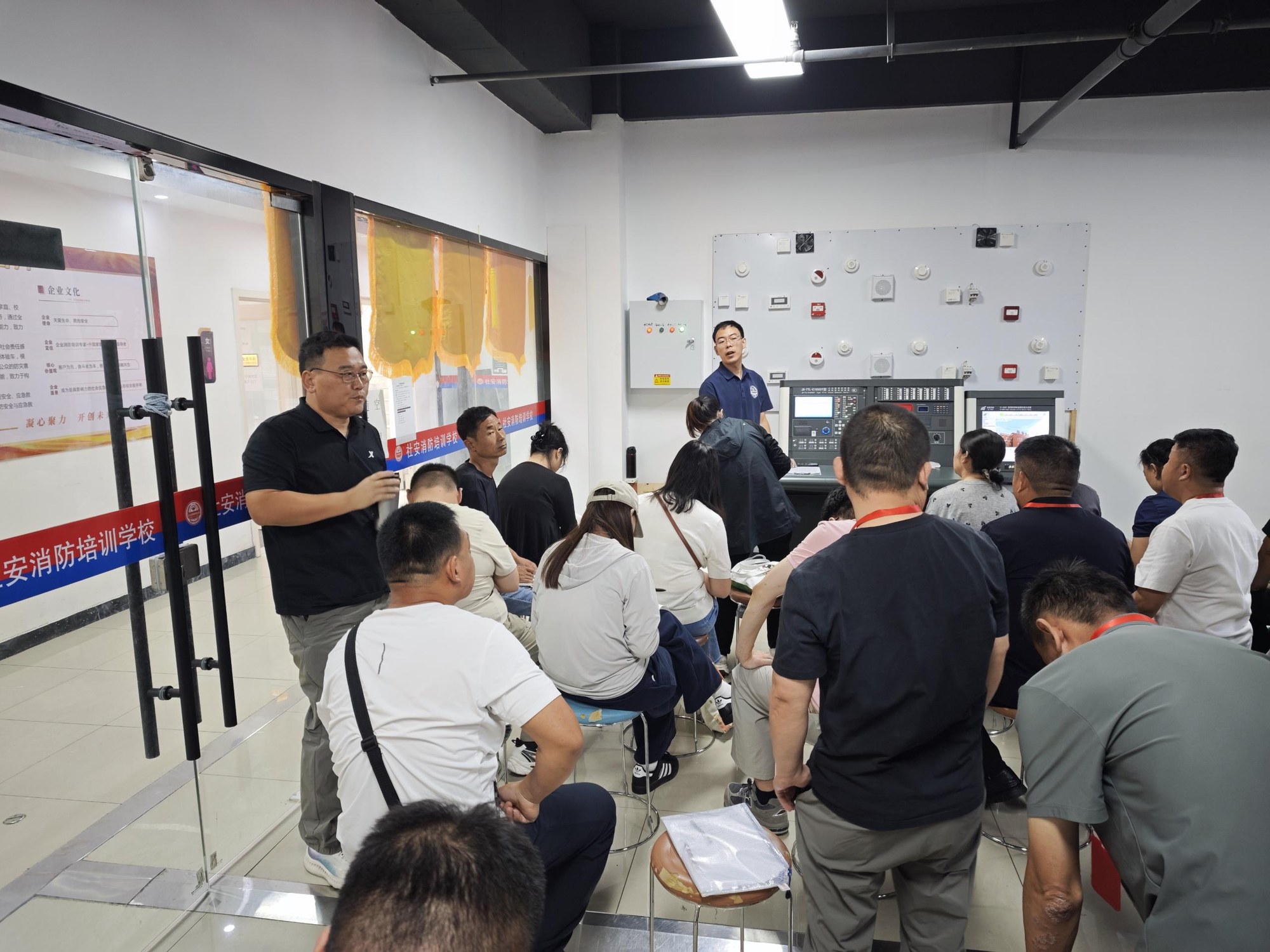 设备展示区 · 集中讲解现场