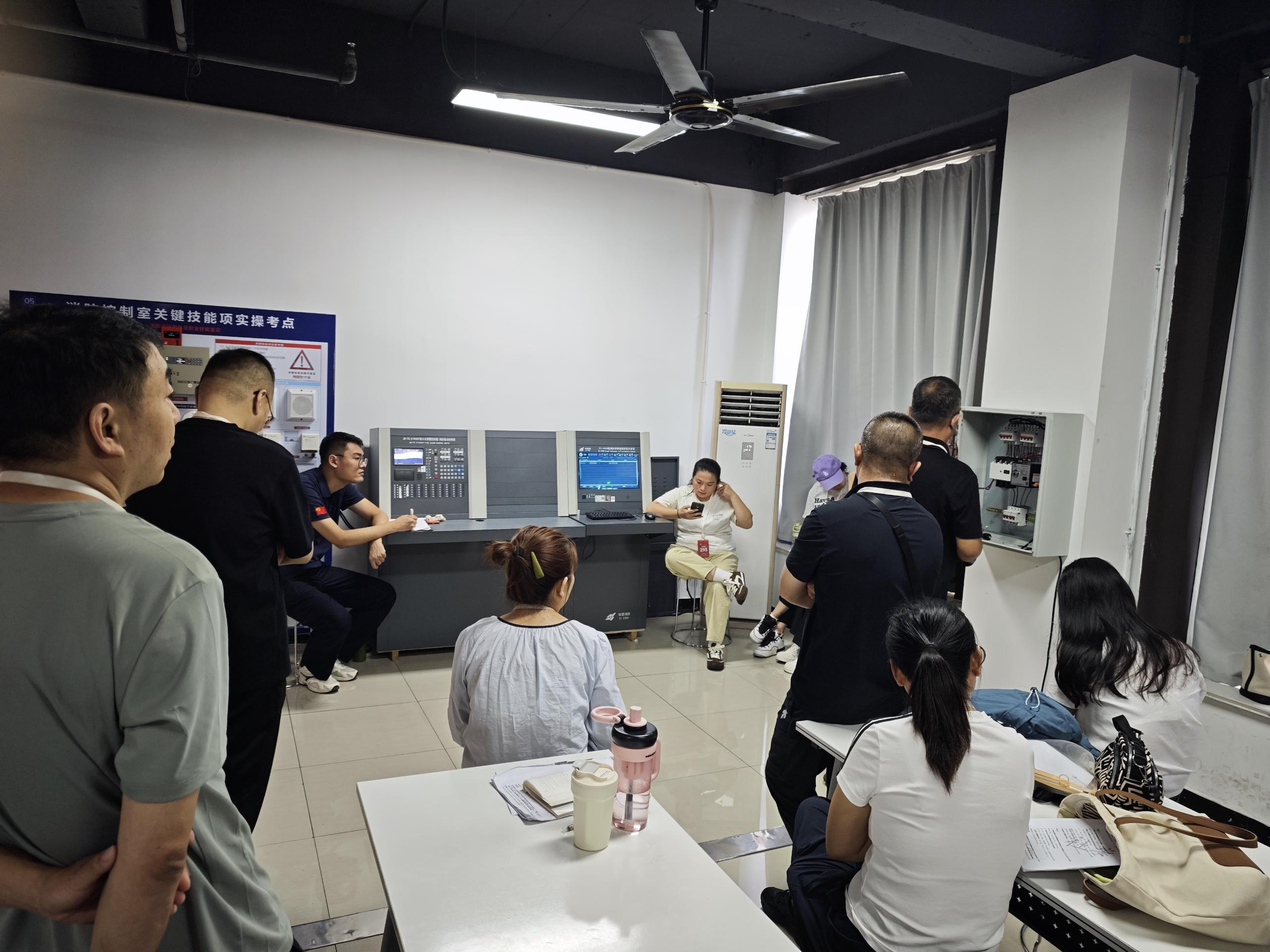 消防控制设备教学现场