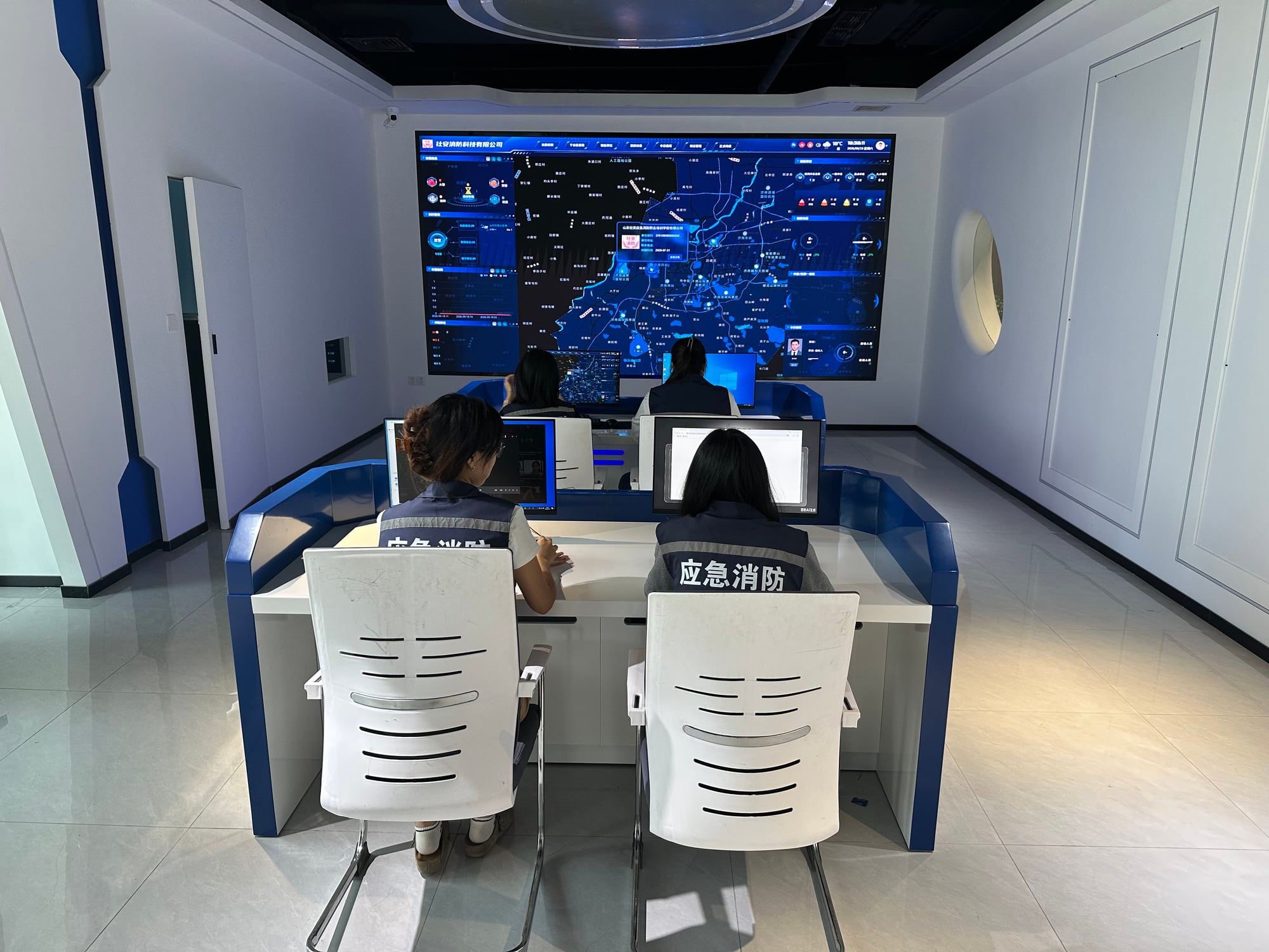 消防远程控制室工作人员与平台大屏